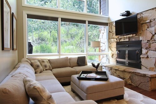 3 King bedrooms! Hot tub, massage chair, FREE bus route, walk to slopes/Main St.