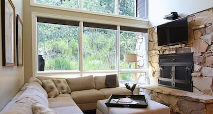 3 King bedrooms! Hot tub, massage chair, FREE bus route, walk to slopes/Main St.