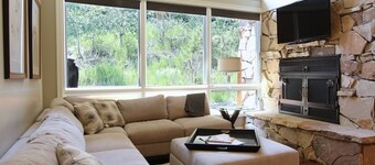 3 King bedrooms! Hot tub, massage chair, FREE bus route, walk to slopes/Main St.