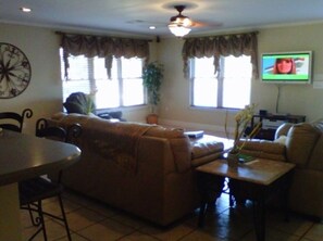 Smart-tv, boeken en een stereo