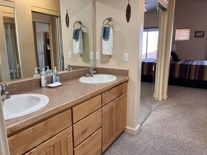 Suihkun ja ammeen yhdistelmä, hiustenkuivaaja, pyyhkeet