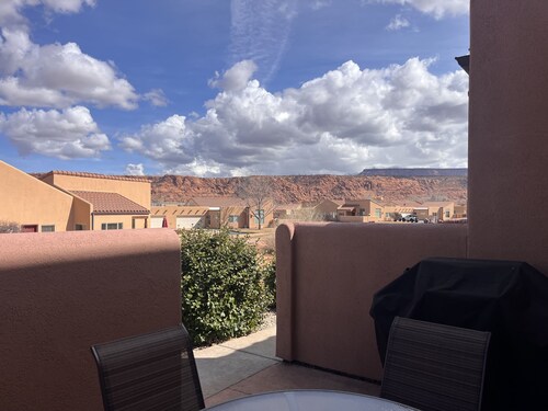 1A8 Views, Shared Pool & Hot Tub, Private Patio & Garage