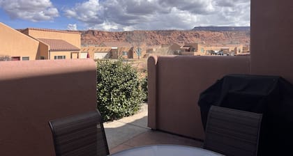 1A8 Views, Shared Pool & Hot Tub, Private Patio & Garage