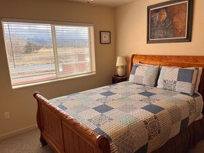 3 bedrooms, iron/ironing board, free WiFi, bed sheets - 1A8 Views, Shared Pool & Hot Tub, Private Patio & Garage (Moab)