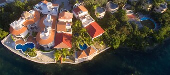 Condo Bellmare Luxury front of lagon 4 step to the priv Pool  1 min to the Beach