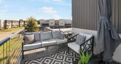 Townhome with Loft & Contemporary Flair! Convenient & Straight Route to A&M!