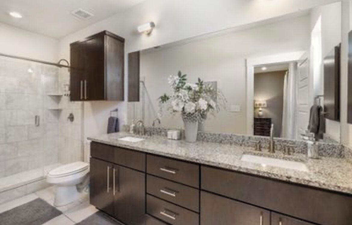 Combined shower/bathtub, hair dryer, towels