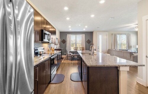 Townhome with Loft & Contemporary Flair!  Convenient & Straight Route to A&M!