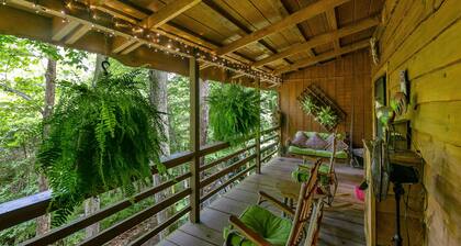 PRIVATE MOUNTAIN COUPLES GETAWAY. 16 MI TO ASHEVILLE. CREEK, HOT TUB, FIREPLACE