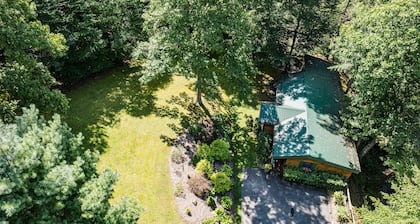 PRIVATE MOUNTAIN COUPLES GETAWAY. 16 MI TO ASHEVILLE. CREEK, HOT TUB, FIREPLACE