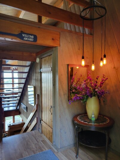 4 bedroom Home with 2 decks for panoramic views and dock access to Daisy Bay  