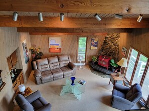 Smart-TV, Kamin, DVD-Player, Bücher