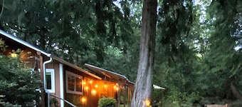 Cozy Forest Escape w/ Hot Tub • Private Trails & Gnome Walk • Near Beach