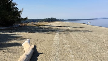 Una playa cerca, sillas reclinables de playa