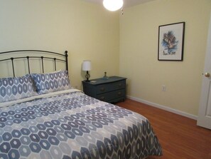 3 bedrooms, iron/ironing board, travel crib, free WiFi - Gulf Palms Cottage....Walking distance-beach, cafes, town center. Quiet area. (Long Beach)