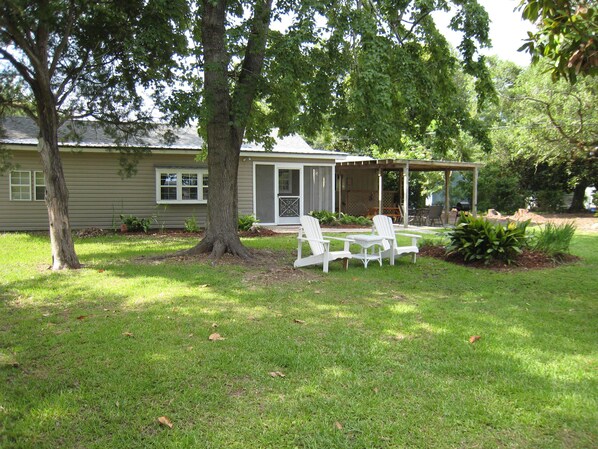 Terrace/patio - Gulf Palms Cottage....Walking distance-beach, cafes, town center. Quiet area. (Long Beach)