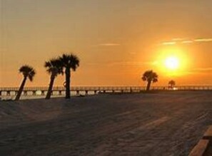 On the beach, sun loungers, beach towels - Gulf Palms Cottage....Walking distance-beach, cafes, town center. Quiet area. (Long Beach)