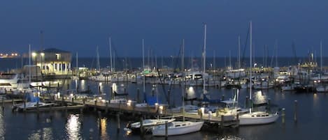 Ein Hafen im Abenddämmerung mit mehreren vertäuten Booten.