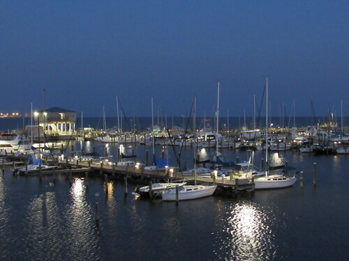 Gulf Palms Cottage....Walking distance-beach, cafes, town center. Quiet area.