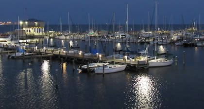 Gulf Palms Cottage....Walking distance-beach, cafes, town center. Quiet area.