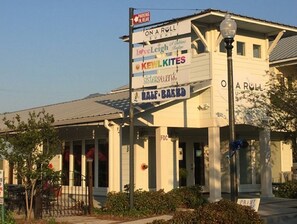 Exterior - Gulf Palms Cottage....Walking distance-beach, cafes, town center. Quiet area. (Long Beach)