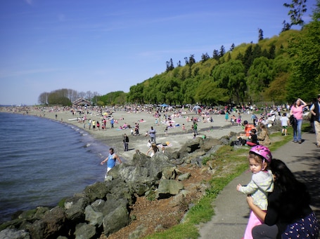 Beach. “Modern Ballard 2BR + 2 Sleeping Lofts - Sleeps 6”
