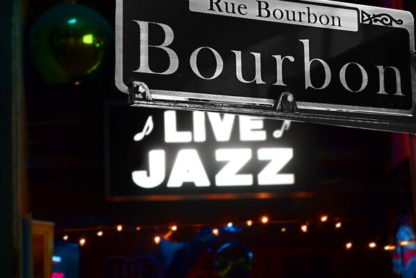 Una señal de calle con la leyenda 'Bourbon' y 'Rue Bourbon', indicando una ubicación.