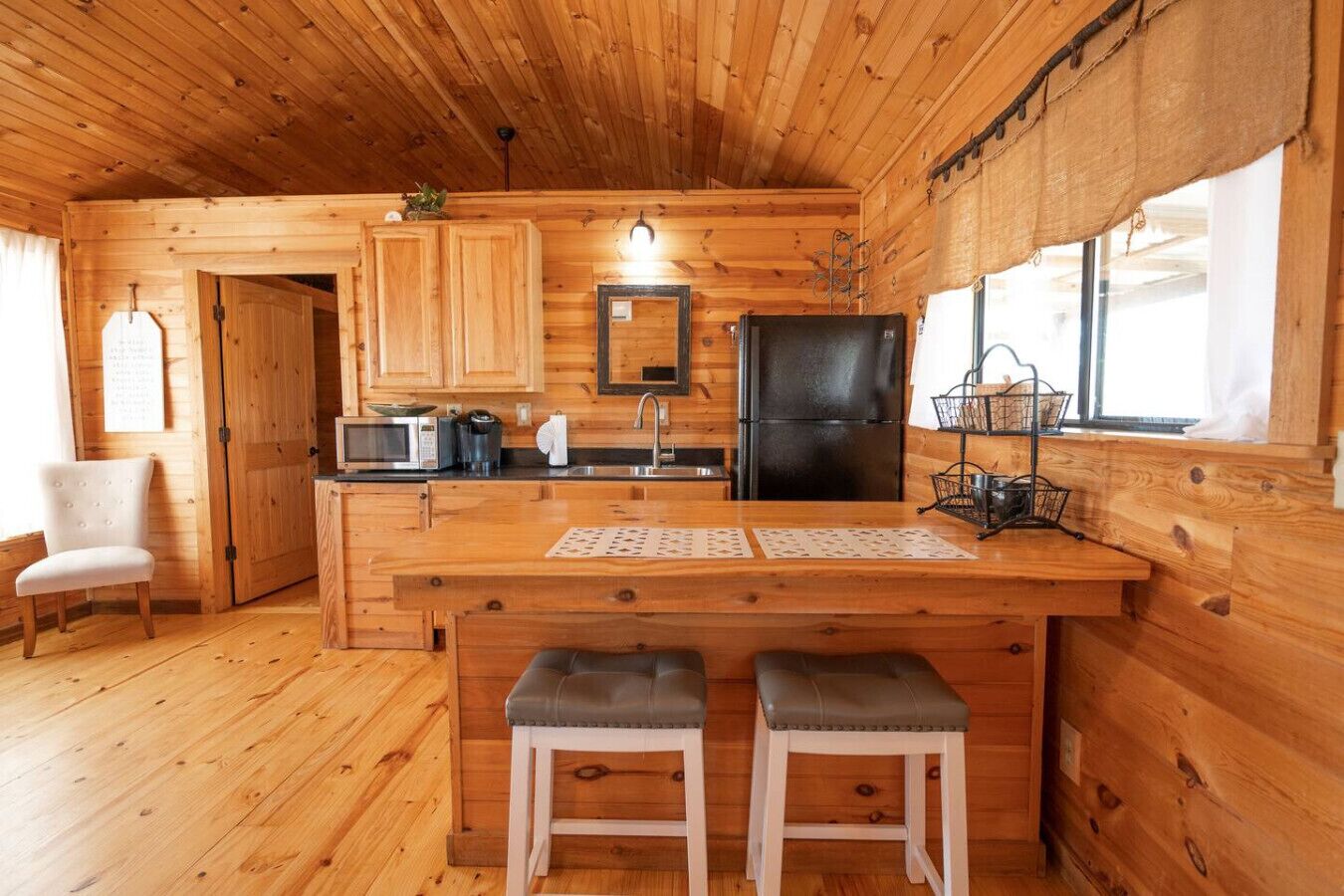 Køleskab, mikrobølgeovn, kaffe-/temaskine, brødrister