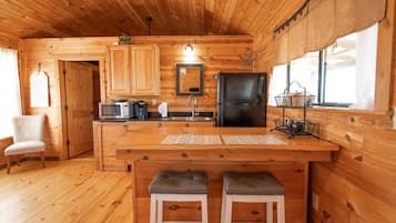 Frigorífico, microondas, cafetera o tetera y tostadora