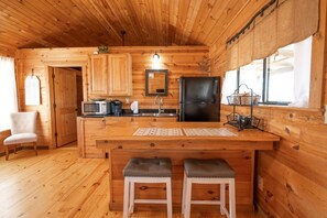 Een koelkast, een microgolfoven, een koffiezetapparaat/waterkoker