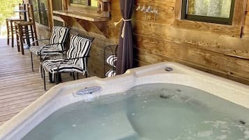 Bañera de hidromasaje cubierta