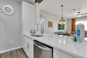 Refrigerador, horno, placa de cocina, lavavajillas