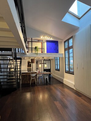 المنشأة من الداخل