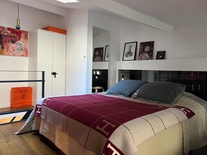 2 عدّة غرف نوم وخزنة داخل الغرفة ومكتب ومكواة/لوح كي