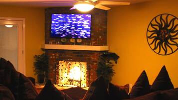 Smart-TV, Kamin, Videospiele, DVD-Player