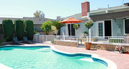 A poca distancia de Disneyland con piscina privada, sala de juegos y bañera de hidromasaje.