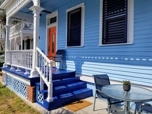 Outdoor dining - 1 Block to Beach, 3 Blocks to Pleasure Pier,  On Trolley Route to Moody/Strand (Galveston)