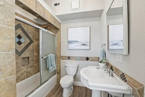 Combined shower/bathtub, hair dryer, towels, soap - 1 Block to Beach, 3 Blocks to Pleasure Pier,  On Trolley Route to Moody/Strand (Galveston)