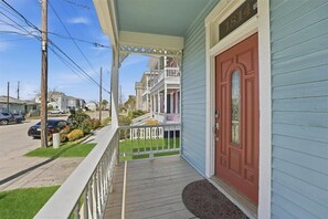 Unclassified image, 2 of 27, button - 1 Block to Beach, 3 Blocks to Pleasure Pier,  On Trolley Route to Moody/Strand (Galveston)