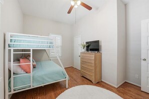 3 bedrooms, iron/ironing board, WiFi, bed sheets - 1 Block to Beach, 3 Blocks to Pleasure Pier,  On Trolley Route to Moody/Strand (Galveston)