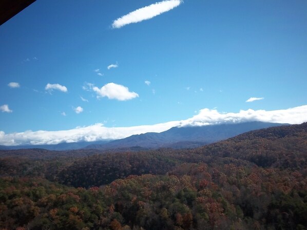 A mountainous landscape with autumn foliage and a clear sky. - Romantic Luxury Getaway,Breathtaking View,Free HS WiFi,Htub,Xm,Smart Home Theatr (Pigeon Forge)