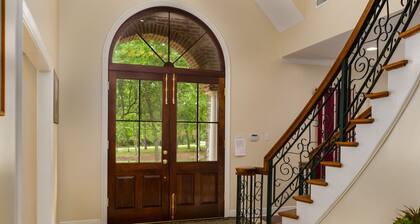 OUR HOT TUB WORKS. Heated Pool, Boat Fishing Dock, NO OWNER FEES. Pet Friendly