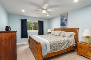 5 bedrooms, desk, iron/ironing board, travel cot - OUR HOT TUB WORKS. Heated Pool, Boat Fishing Dock, NO PET FEES. Family Friendly (Pass Christian)