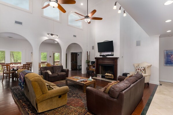 Smart TV, fireplace, ping pong, books