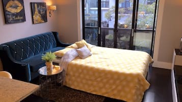 In-room safe, iron/ironing board, WiFi, bed sheets