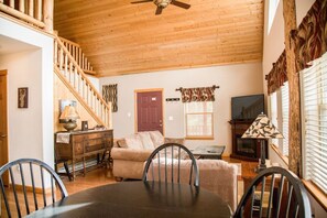 Smart TV - Family-Friendly Lodge. Loft + Kitchen. Dogs OK. (Estes Park)