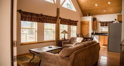 Family-Friendly Lodge. Loft + Kitchen. Dogs OK.