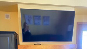 Una chimenea con un televisor de pantalla plana montado encima.