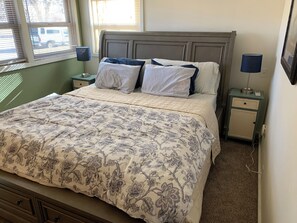 2 bedrooms, WiFi, bed sheets - New King Bed - 2 Blocks From Downtown - best backyard in Fruita! (Fruita)