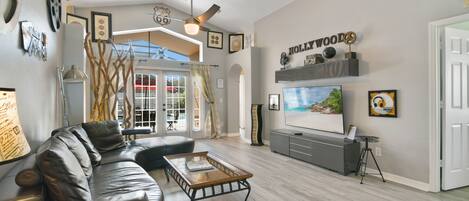 Una Smart TV, videojuegos, un reproductor de DVD, un futbolín